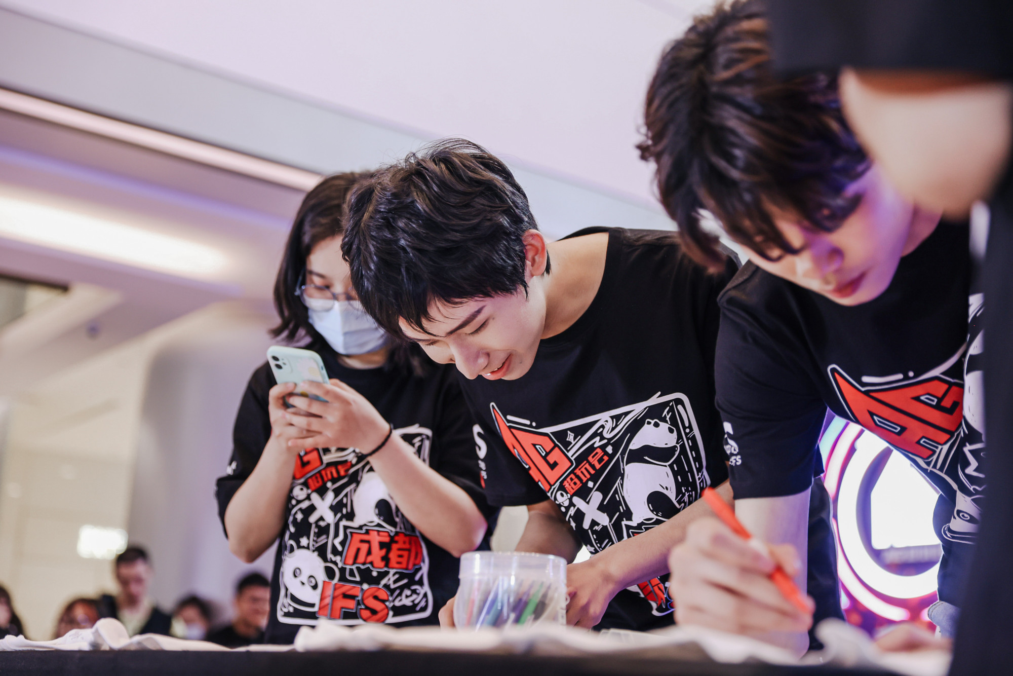 王者荣耀:梦泪参与线下娱乐赛,现场制作文化衫,送给粉丝!