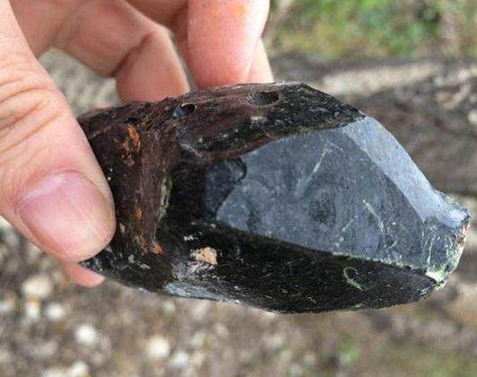 男子误入山洞捡到块黑石头,鉴定后全家乐坏了!