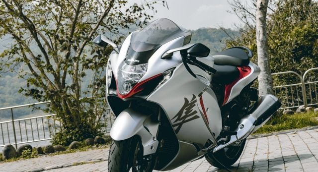 优雅猛禽街跑2021铃木gsx1300r隼细节鉴赏