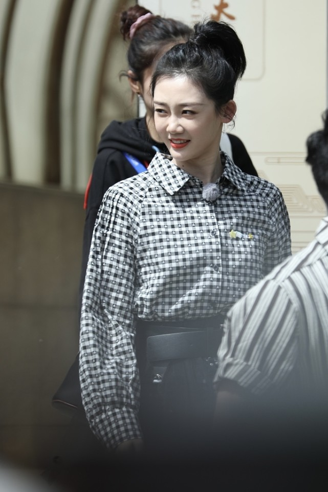 郑恺老婆苗苗现身《奔跑吧》录制,一身格纹造型很俏皮,感觉挺嫩