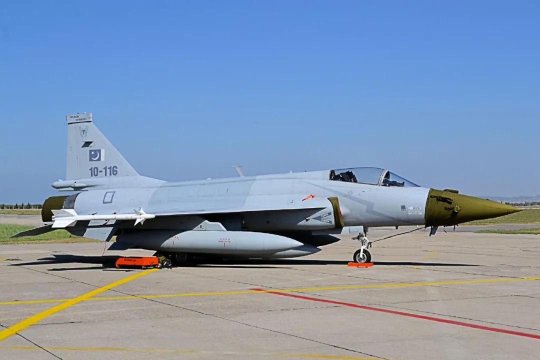 据巴基斯坦《黎明报》报道,巴基斯坦空军的第一架jf-17"枭龙"block3