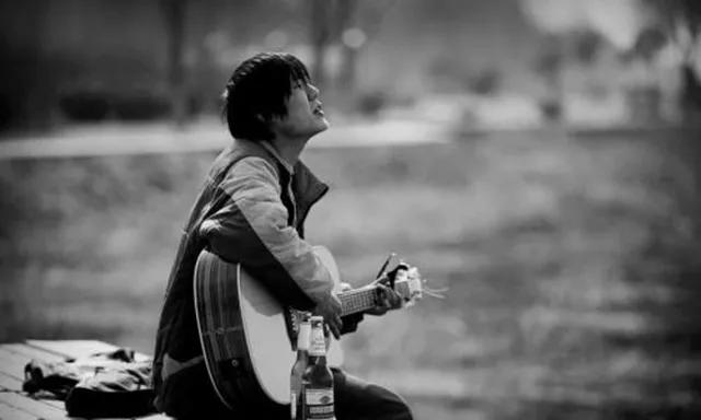 "清华教授阻止驱赶流浪歌手":广场舞可以跳,歌为何不许唱?