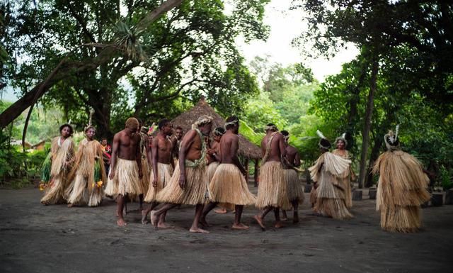 由于地处在偏僻的太平洋上,鲜少与外界沟通,过着与世隔绝的原始部落