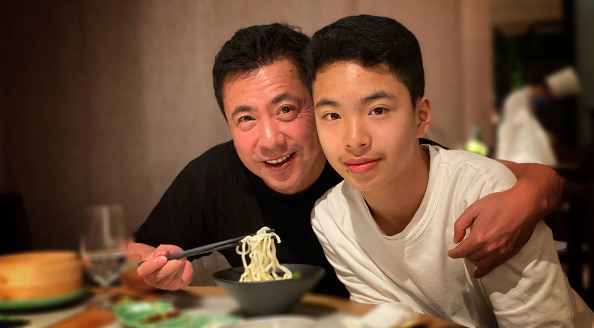 王中磊15岁儿子近照曝光嘴角一颗黑痣抢镜双手插兜气质沉稳