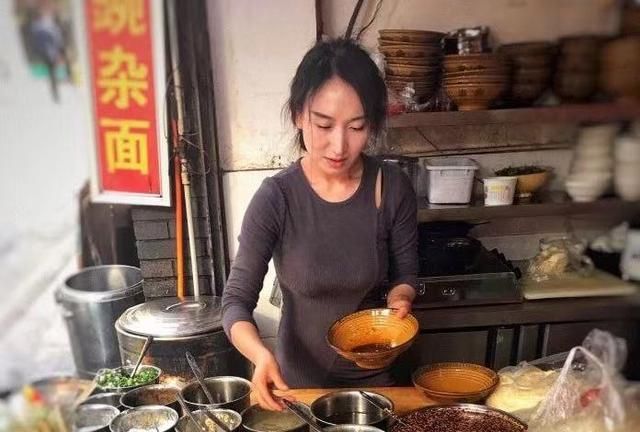 重庆观音桥网红面馆,老板娘被称为“小面西施”,穿着旗袍煮面休闲区蓝鸢梦想 - Www.slyday.coM