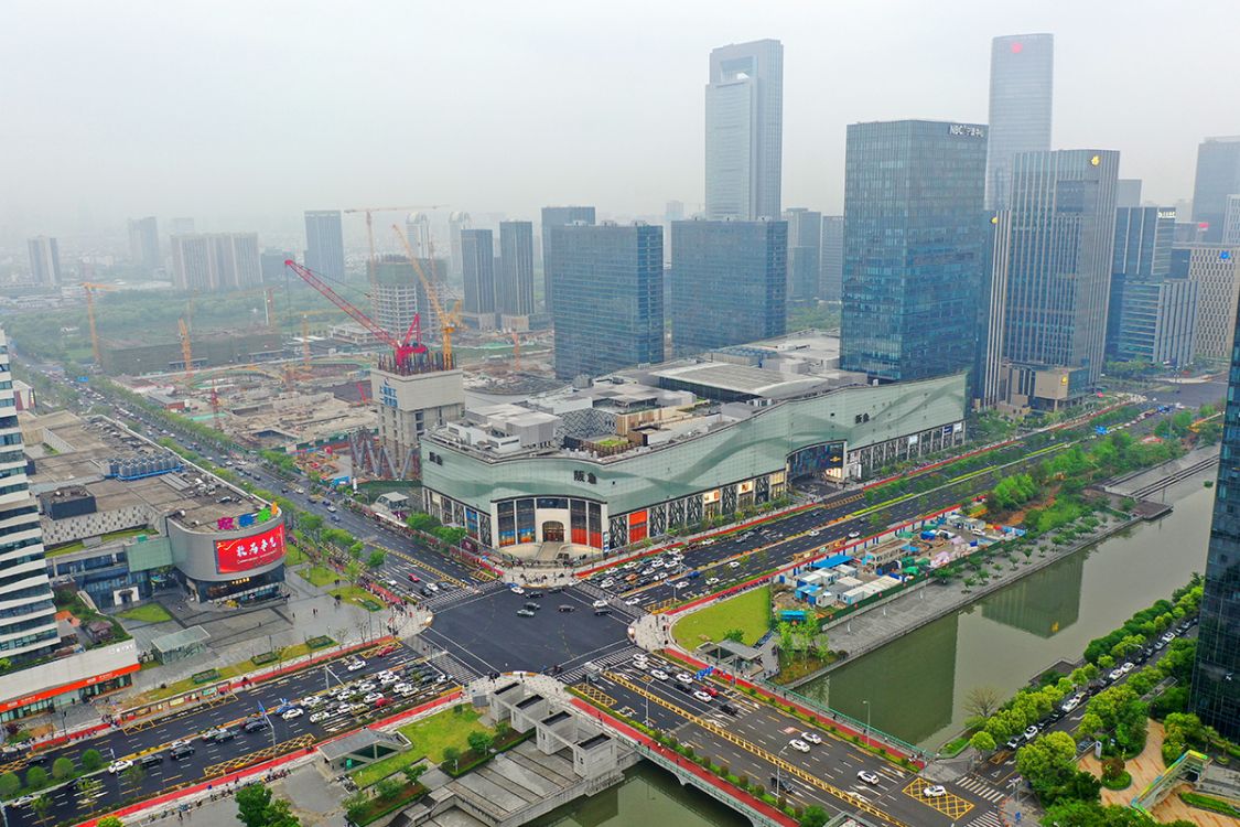 宁波东部新城一路之隔宏泰广场顾客寥寥阪急百货人气爆棚