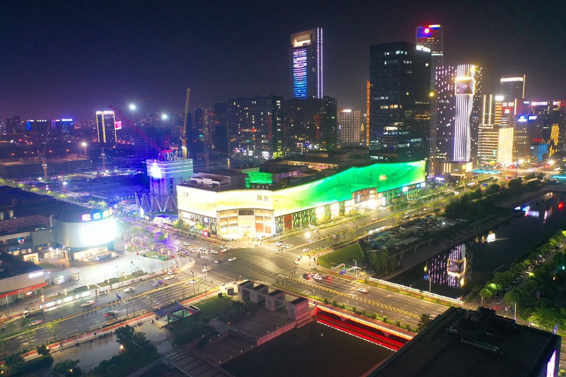 宁波东部新城一路之隔宏泰广场顾客寥寥阪急百货人气爆棚