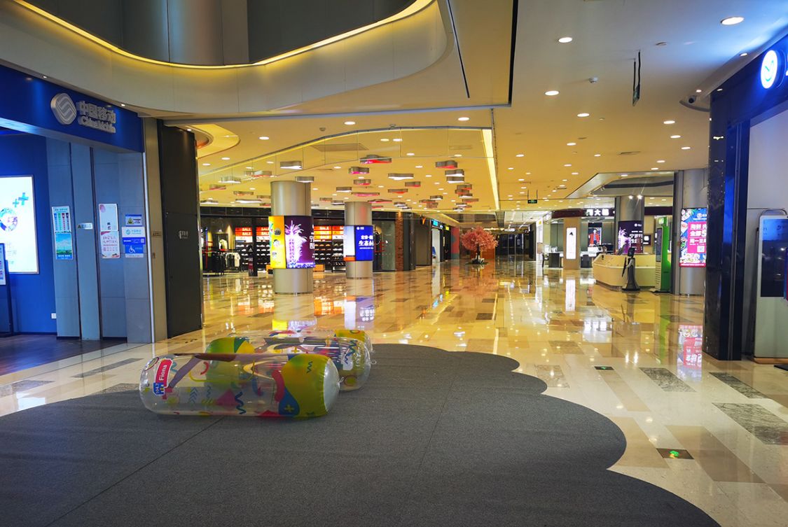 宁波东部新城一路之隔宏泰广场顾客寥寥阪急百货人气爆棚