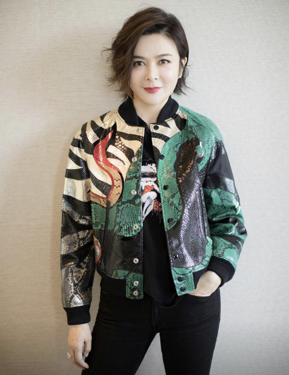 58岁关之琳风采依旧,穿一身黑白条纹套装干练大气,知性稳重