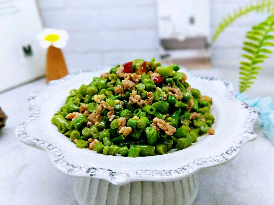 豆角炒肉,豆角焖面,酸豆角等等,我家孩子特别喜欢炒的豇豆角,今天就把