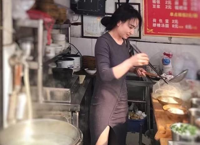 重庆观音桥网红面馆,老板娘被称为“小面西施”,穿着旗袍煮面休闲区蓝鸢梦想 - Www.slyday.coM