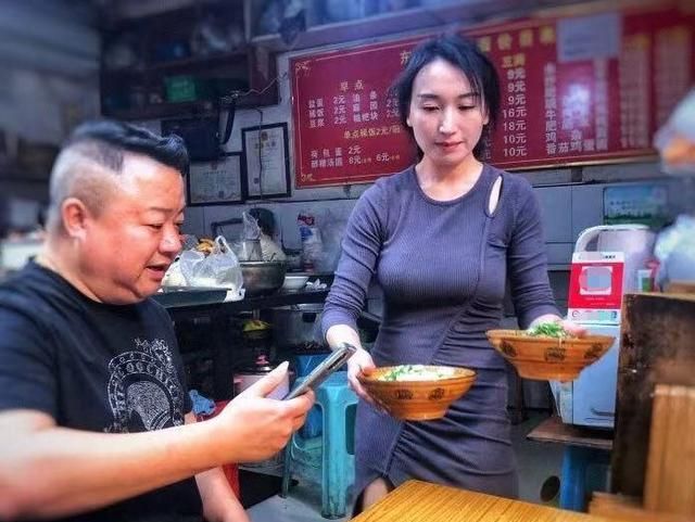 重庆观音桥网红面馆,老板娘被称为“小面西施”,穿着旗袍煮面休闲区蓝鸢梦想 - Www.slyday.coM