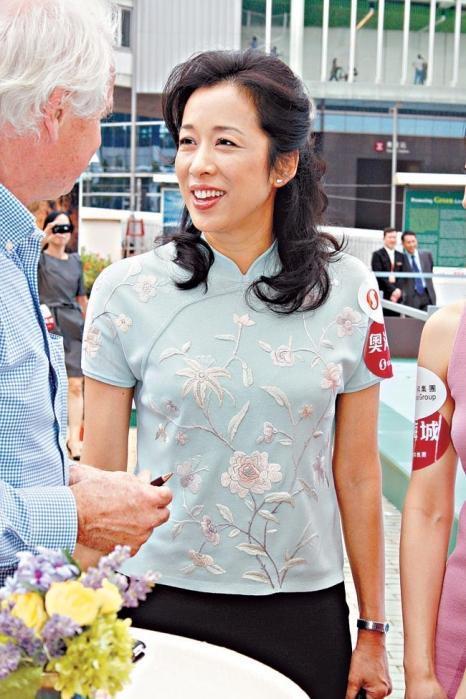 朱玲玲哪像奶奶辈黑色长裙稳重大气秀出少女身段真洋气