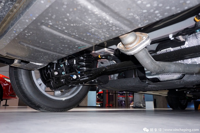 （上图为燃油版CX-30底盘后悬挂部分）