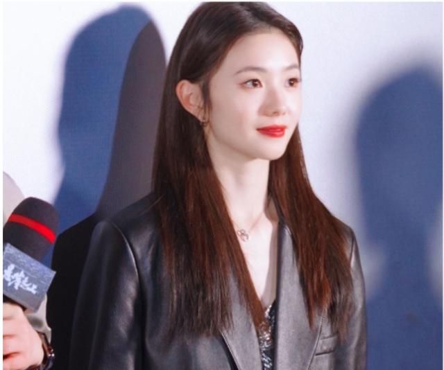 又一谋女郎出道首次亮相就是电影首映礼同框的刘浩存略显尴尬