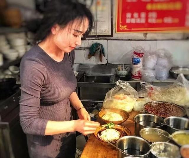 重庆观音桥网红面馆,老板娘被称为“小面西施”,穿着旗袍煮面休闲区蓝鸢梦想 - Www.slyday.coM