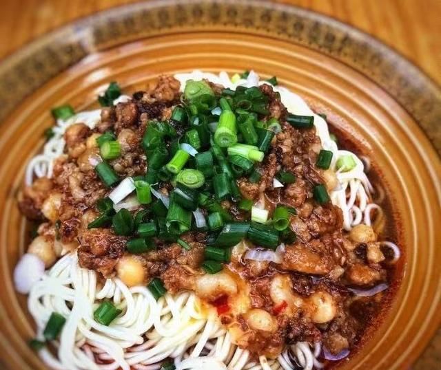 重庆观音桥网红面馆,老板娘被称为“小面西施”,穿着旗袍煮面休闲区蓝鸢梦想 - Www.slyday.coM