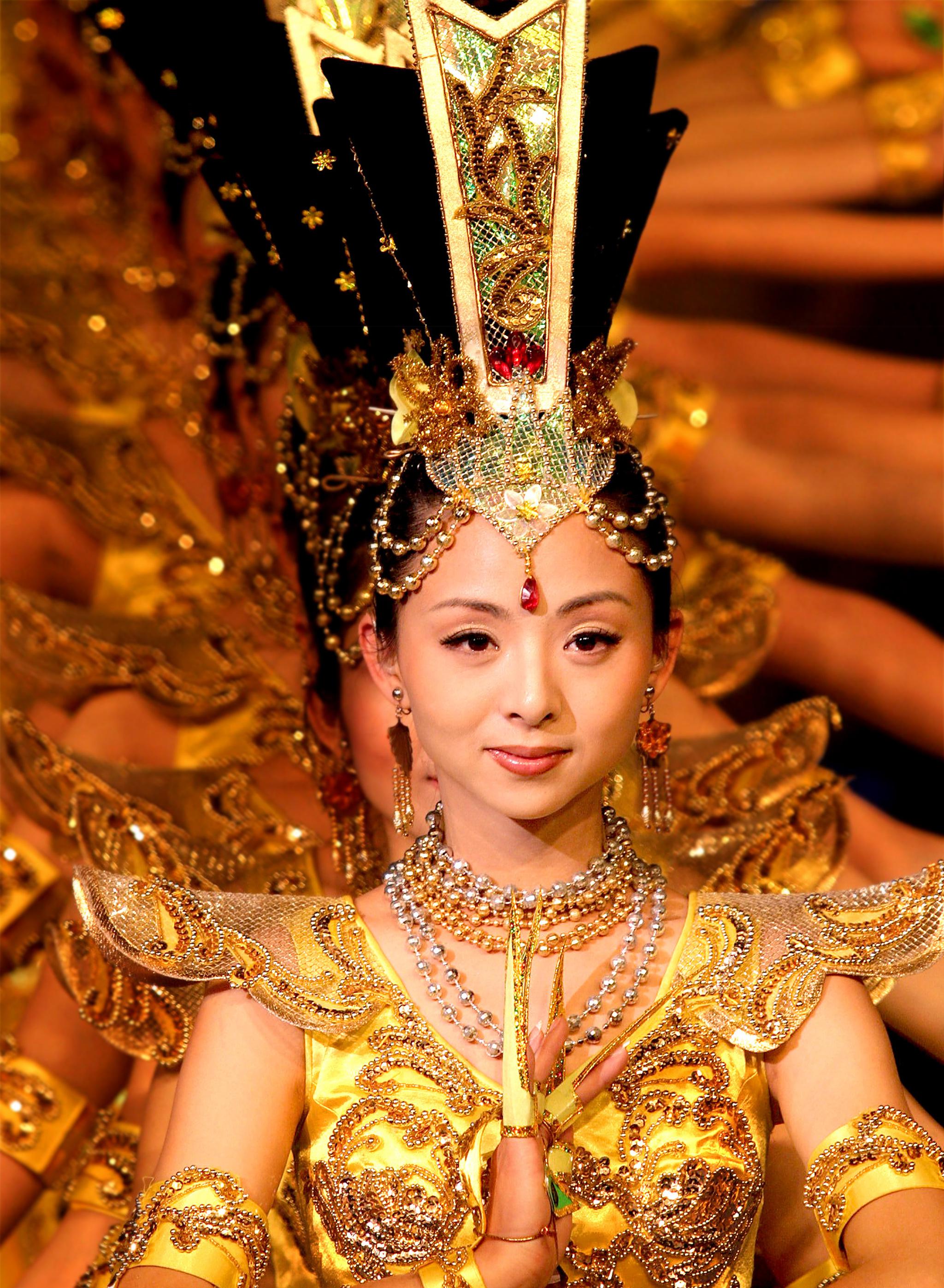 《千手观音》春晚爆红后,邰丽华"神隐"16年,44岁仍是神仙颜值