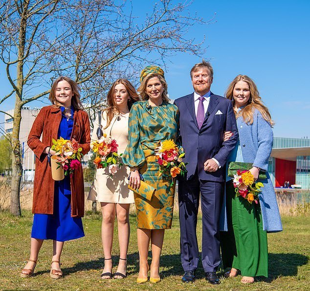 荷兰王室一家五口亮相仨公主输给西班牙公主穿得花花绿绿好胖