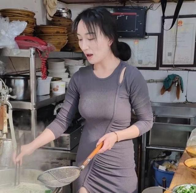 重庆观音桥网红面馆,老板娘被称为“小面西施”,穿着旗袍煮面休闲区蓝鸢梦想 - Www.slyday.coM