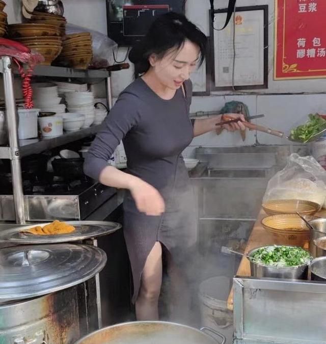 重庆观音桥网红面馆,老板娘被称为“小面西施”,穿着旗袍煮面休闲区蓝鸢梦想 - Www.slyday.coM