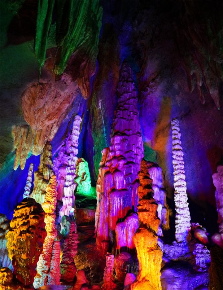 先后收购了广西龙宫仙境,贵州黄蜡洞,重庆姜家溶洞等旅游区,打造了极