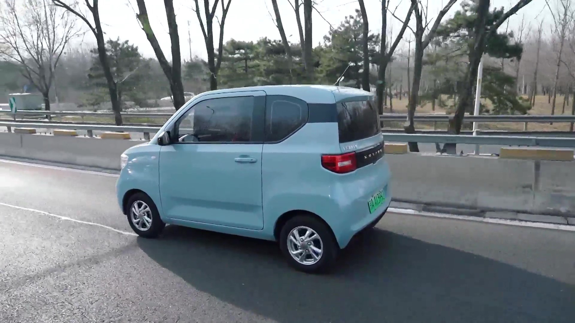 花老年代步车的钱买一台五菱宏光miniev正规车不香吗