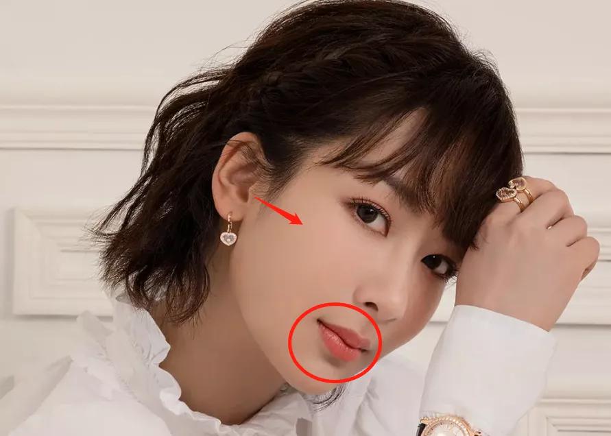 嘟嘟的苹果肌不见踪影,鼻子也被修得过窄过细,再加上在鼻梁处打上深色