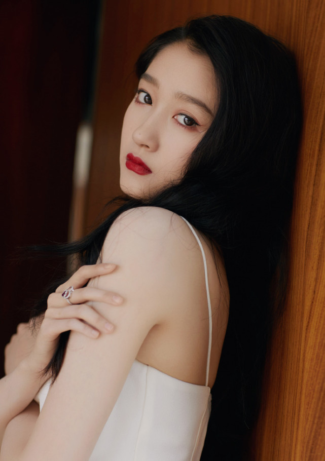 鹿晗要吃醋系列!关晓彤化大红唇穿吊带裙,风情万种女人味十足