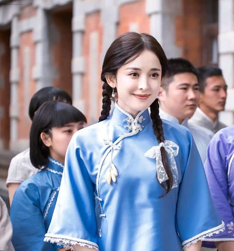 这个发型更觉有浓浓的民国风,传统旗袍配上精美的刺绣披风,大家闺秀之