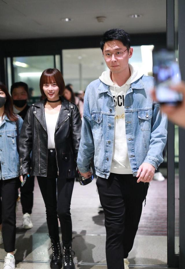 张嘉倪买超牵手走机场穿剪了妹妹头穿皮衣像个00后全程撒狗粮