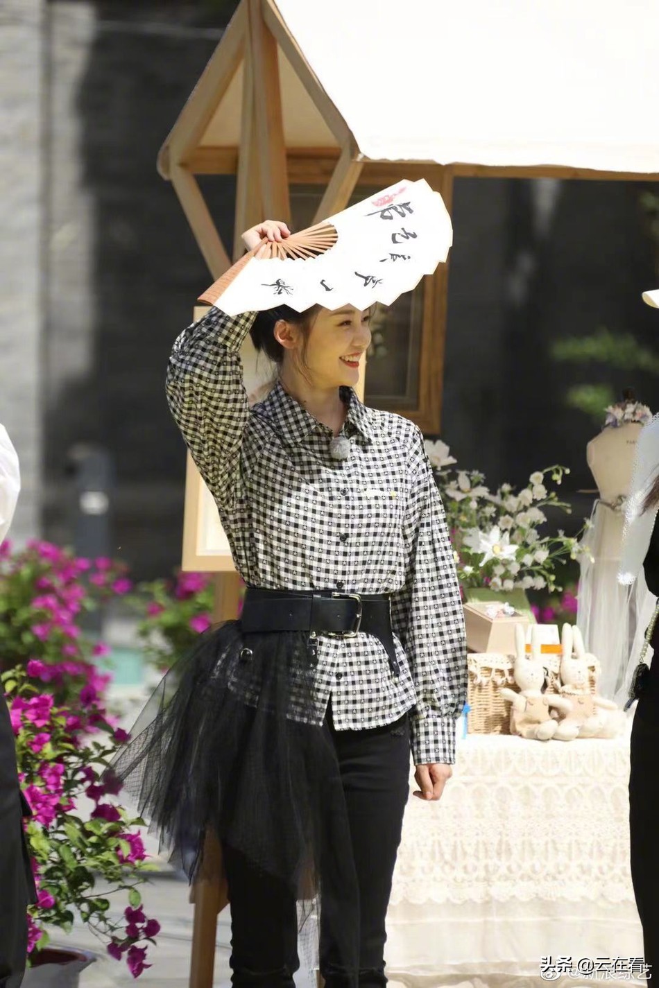 女演员苗苗产后首次复出和老公郑恺录奔跑吧节目