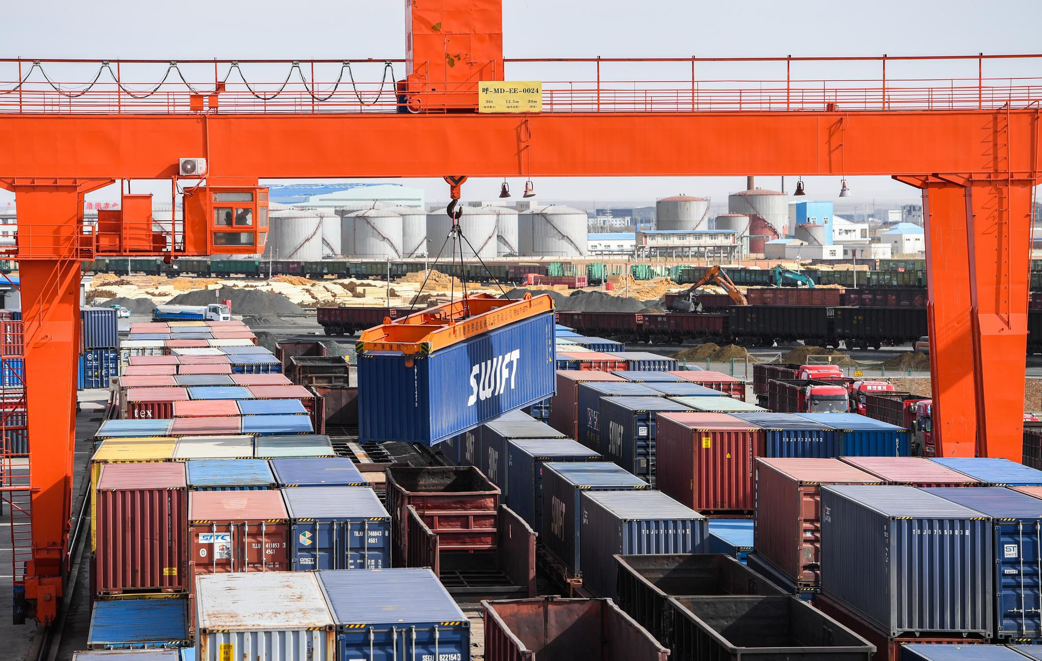 4月28日,龙门吊在二连浩特铁路货场吊装集装箱.