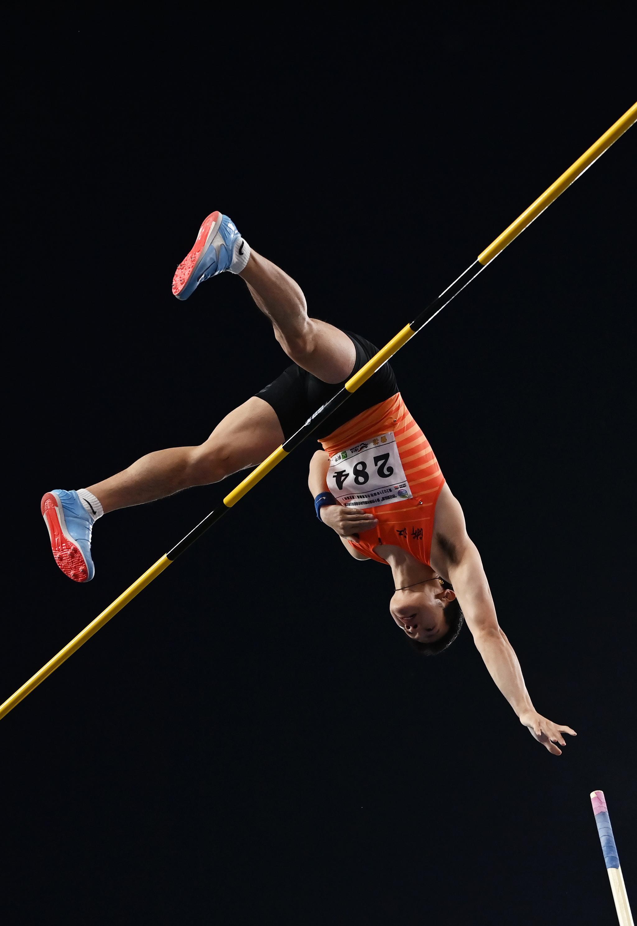 田径——全运会测试赛:男子撑杆跳高赛况