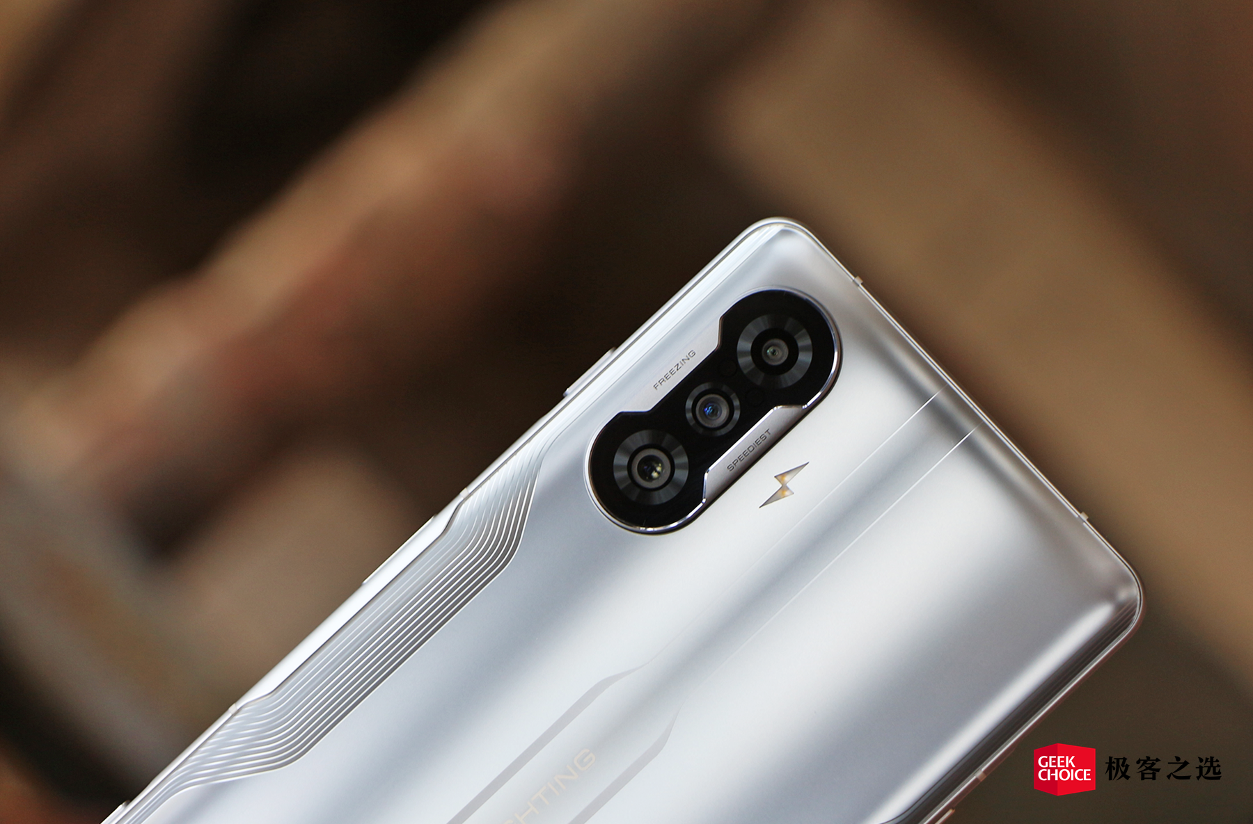 redmi k40 游戏增强版评测:1999 元起售,年轻人的第一台游戏手机?