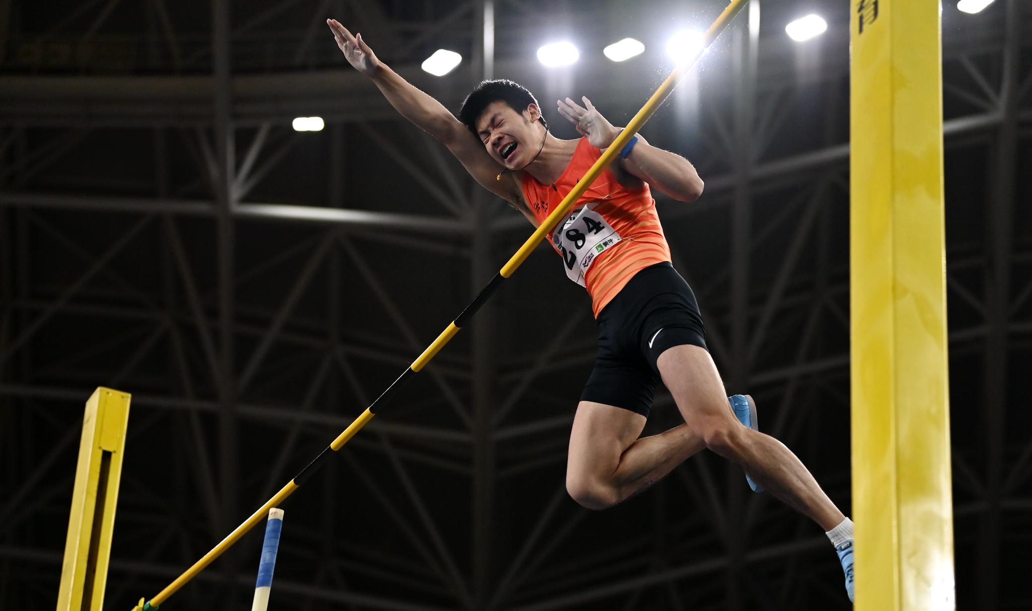 田径——全运会测试赛:男子撑杆跳高赛况