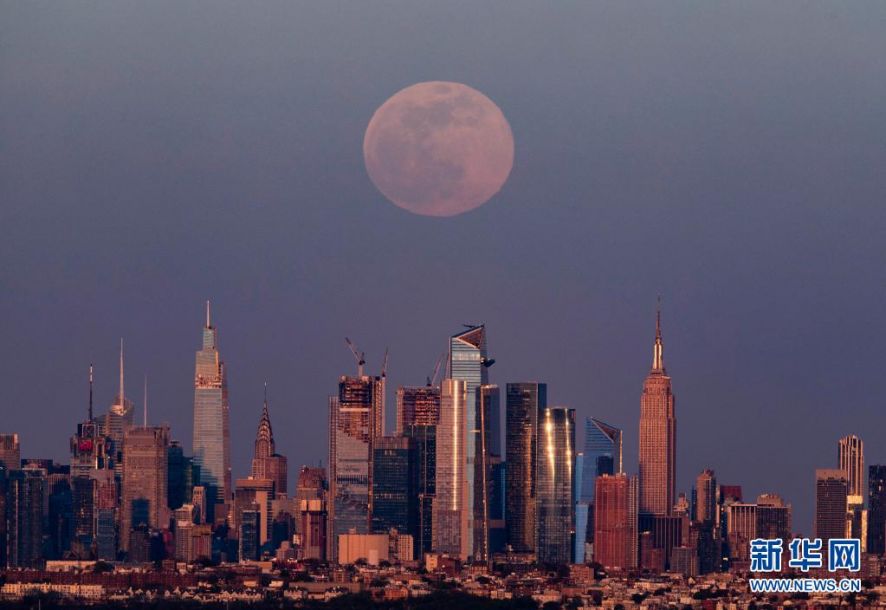 4月26日,"超级月亮"从美国纽约曼哈顿的天际线上升起.