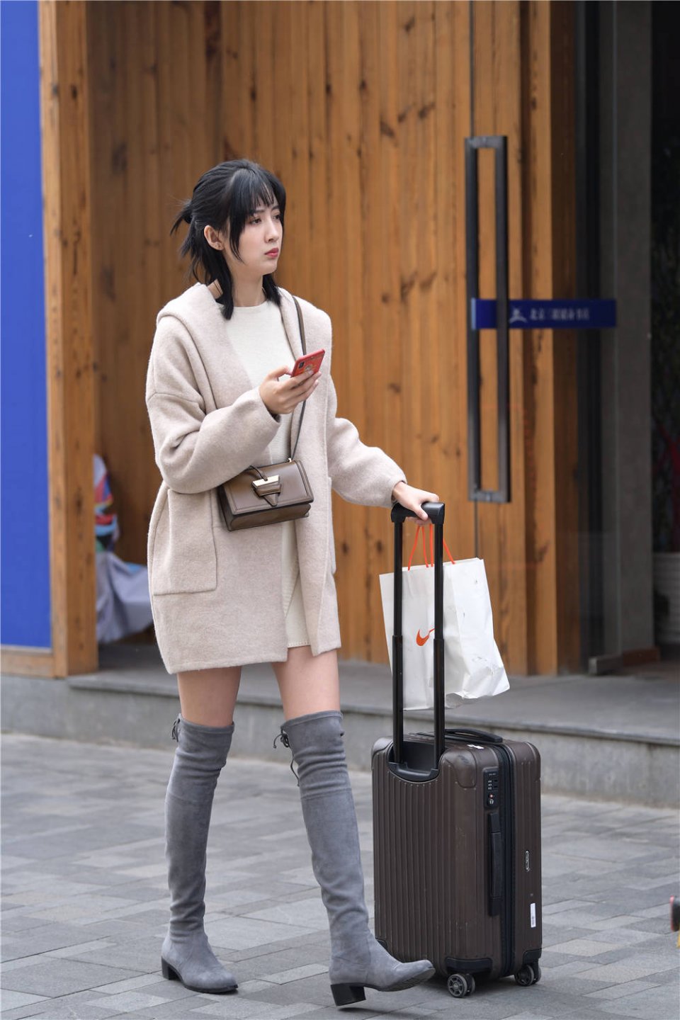 短款大衣搭配过膝长靴,春装的穿搭,层次感很重要