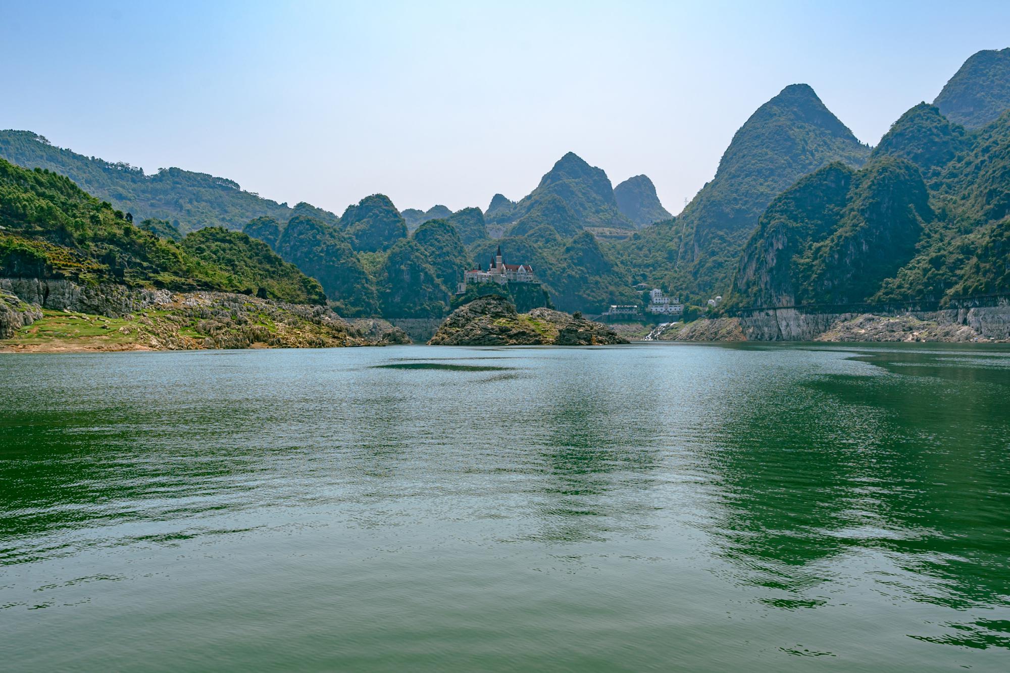 贵州秘境万峰湖有76个杭州西湖大小湖中城堡宛若童话世界
