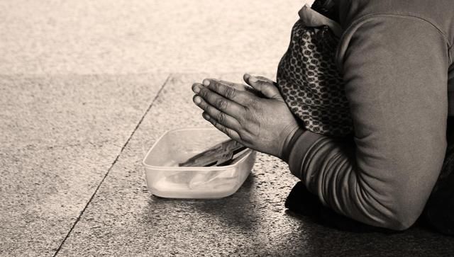 前天放学的时候,我去接儿子,儿子说:爸爸放学时候看见一个乞丐很可怜