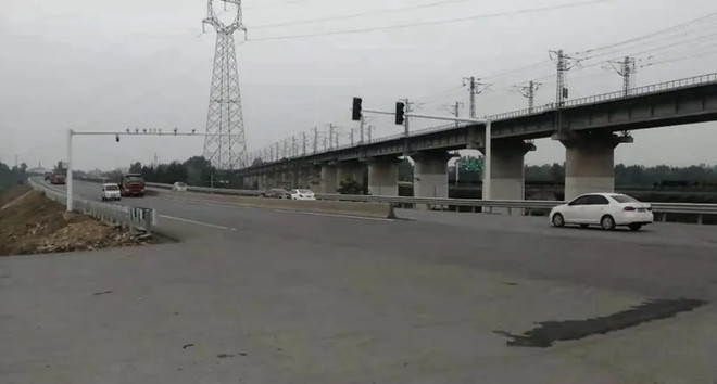 341国道"从山东到青海全线采用一级公路标准",也就是说,事故路段属于"