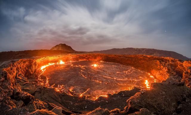 首先要克服的就是登上火山口前的一段崎岖的路程:由火山源源不断涌出
