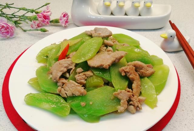 莴笋炒肉片做对这1步莴笋口感爽脆碧绿肉片滑嫩又下饭