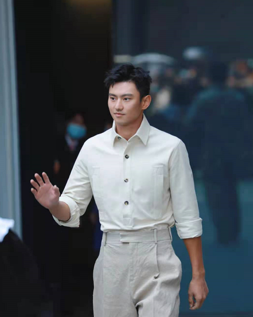 宁泽涛罕见露面穿绿皮鞋霸气出街身材比保镖高大神态疲惫不少