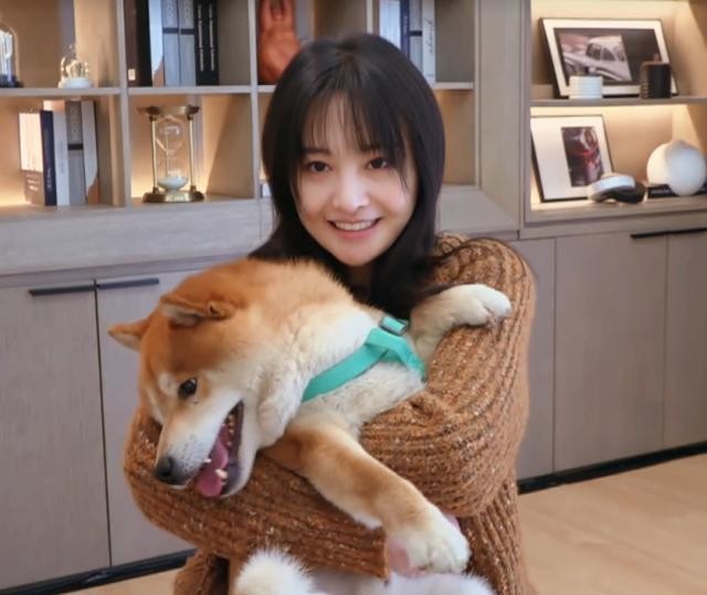 郑爽有钱却弃狗很大原因在于自身性格