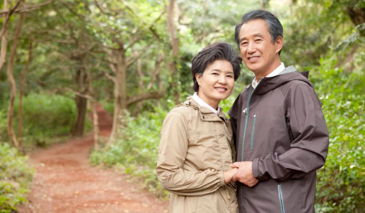 62岁大姐执意和40多岁男人相爱,付出真心对待,换来一无所有