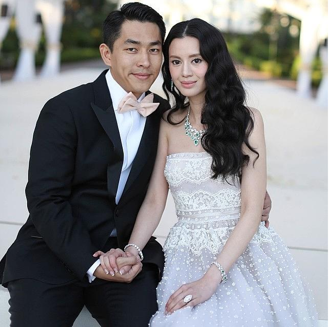 名媛林恬儿结婚7年照,v领碎花裙温柔贵气,同框老公变小女人