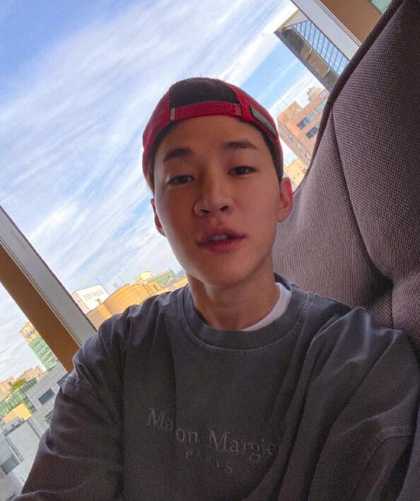 向往5首播后刘宪华上线晒自拍评论区满满都是回忆的味道