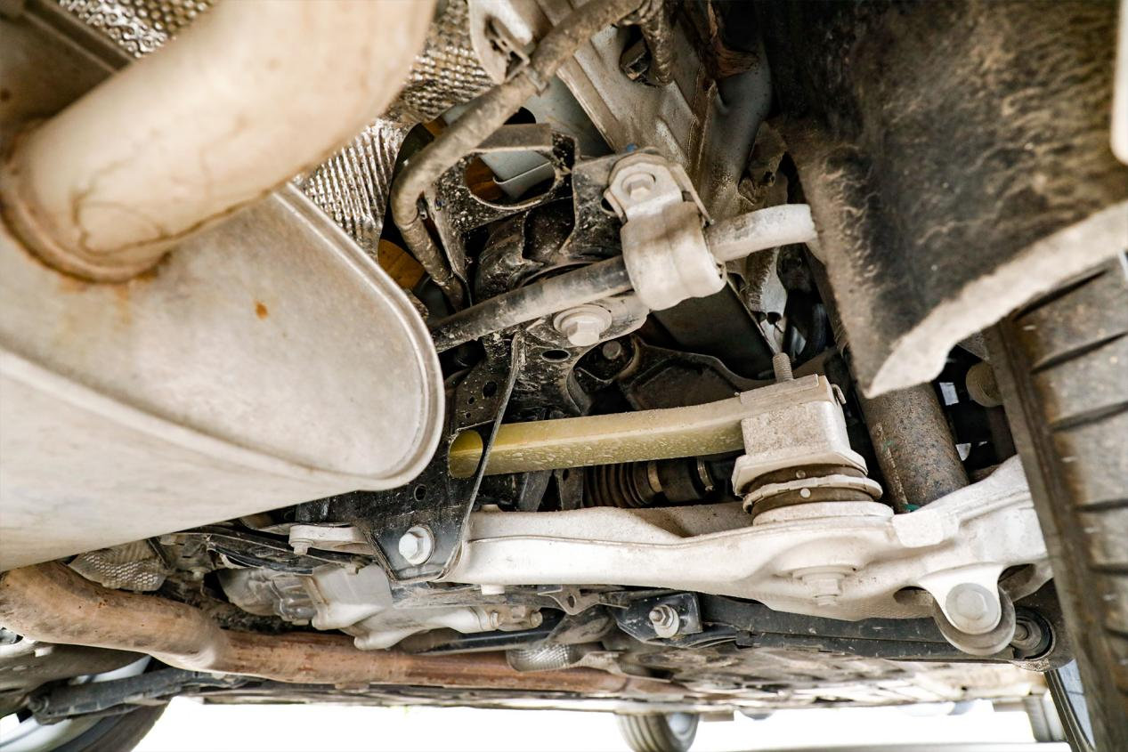 强大的动力还需要优秀的底盘来匹配,全新沃尔沃s60配备了前双叉臂悬架