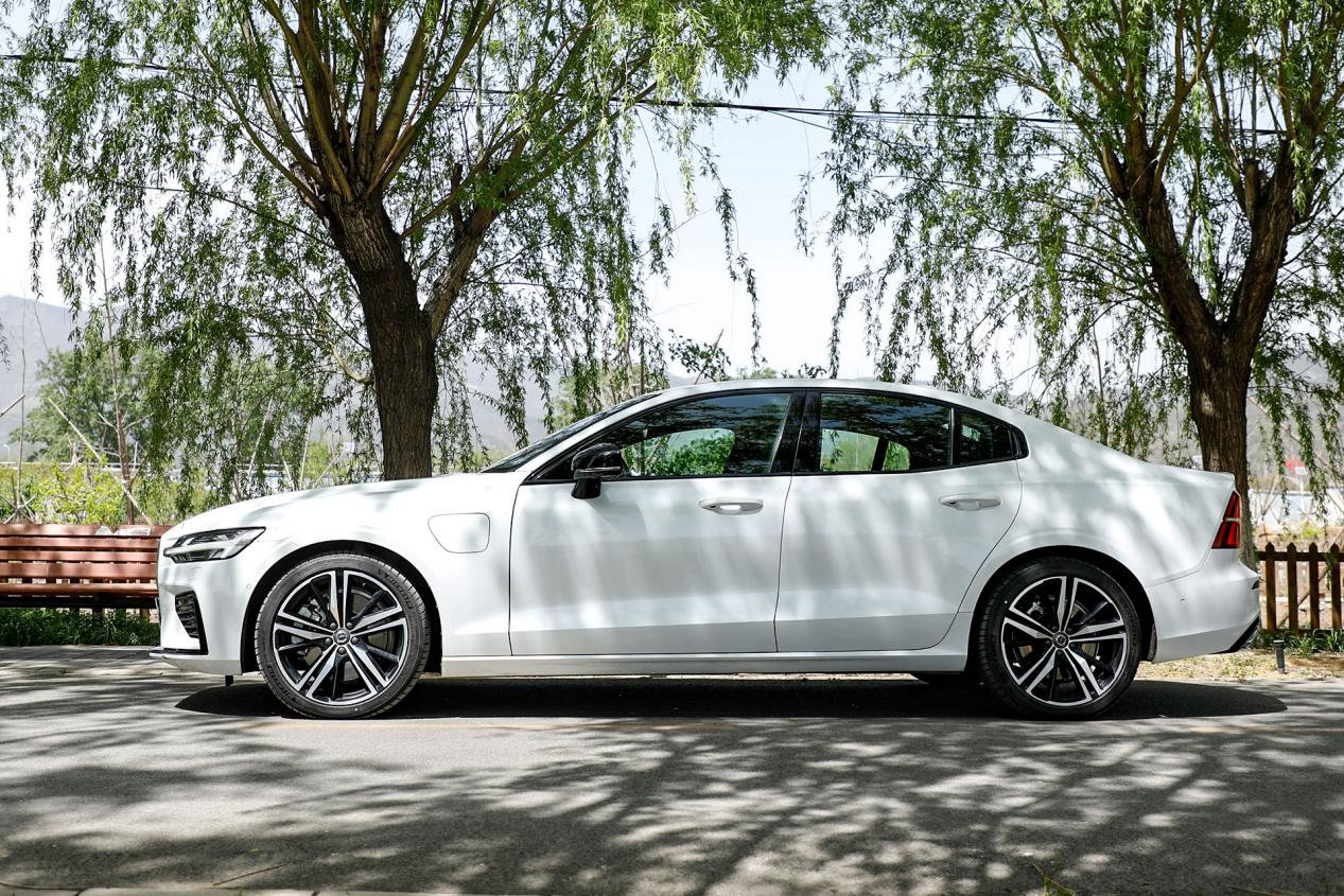 我们今天的实拍车型沃尔沃s60 t8四驱智雅运动版采用了更多黑色的套件